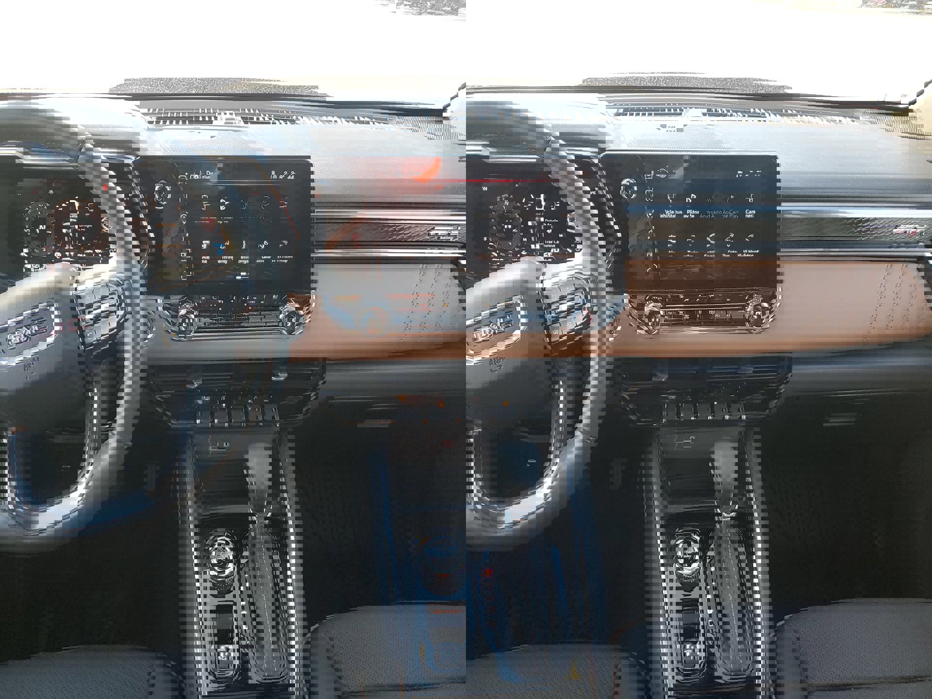 Used 2025 GMC Canyon AT4 w/ Technology Plus Package image 10