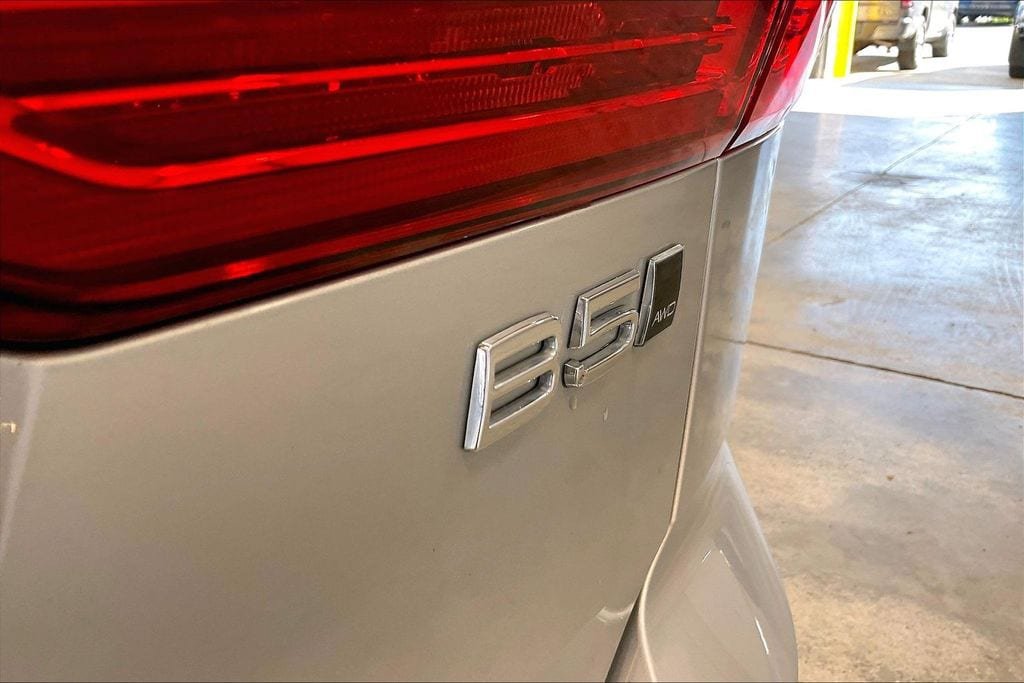 Certified 2023 Volvo XC60 B5 Plus AWD/4WD image 24