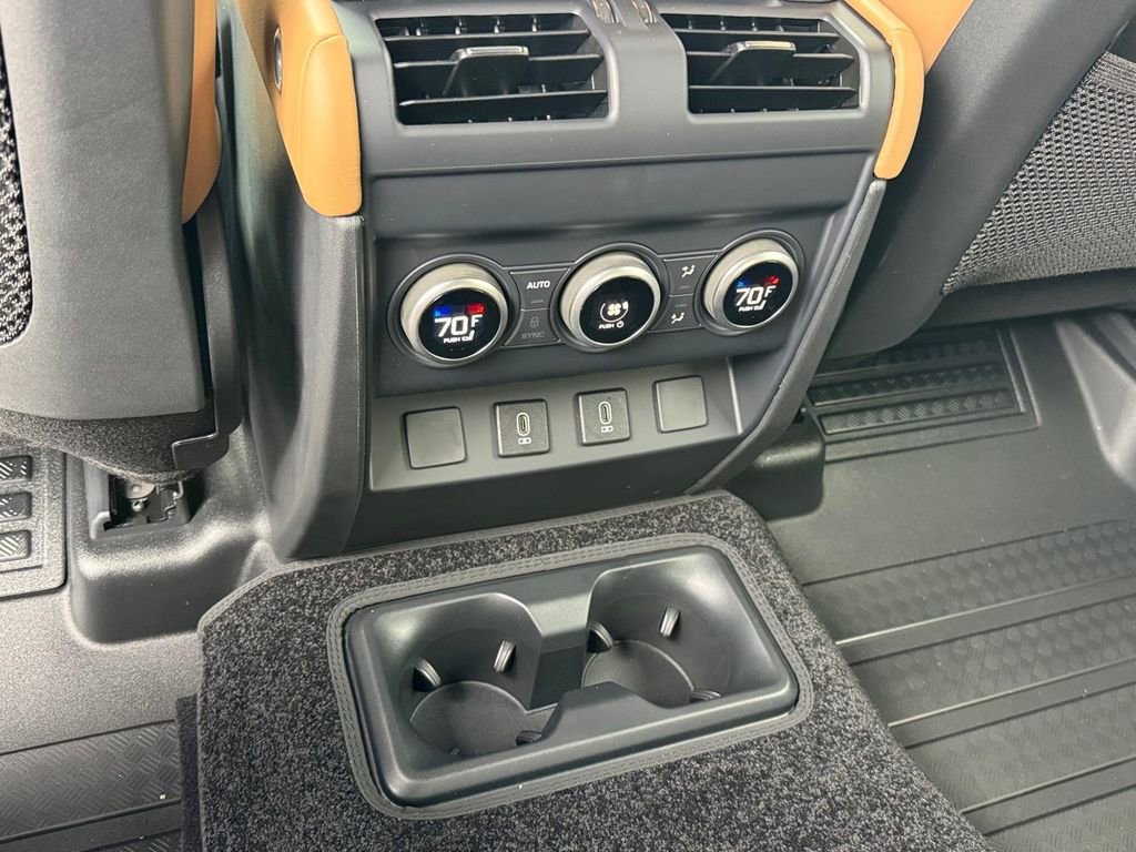 New 2026 Land Rover Defender 130 X-Dynamic SE image 9