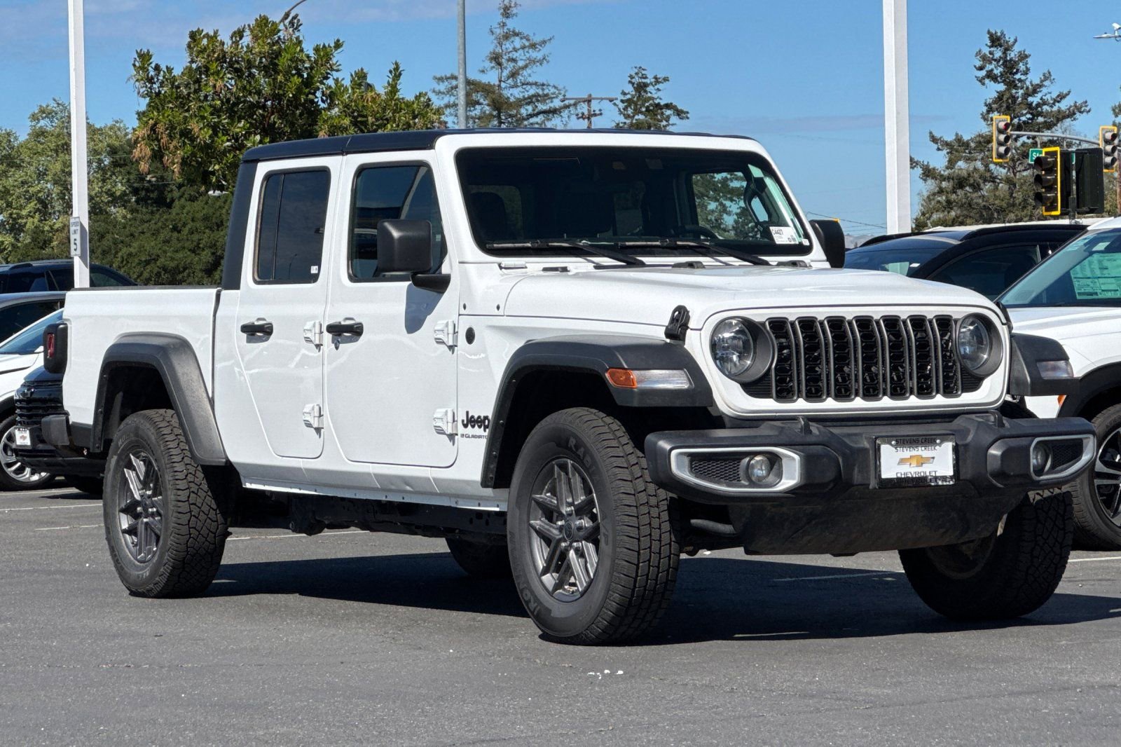 Used 2025 Jeep Gladiator Sport image 2