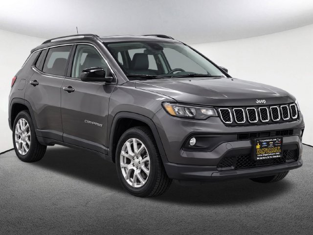 Used 2023 Jeep Compass Latitude AWD/4WD image 2