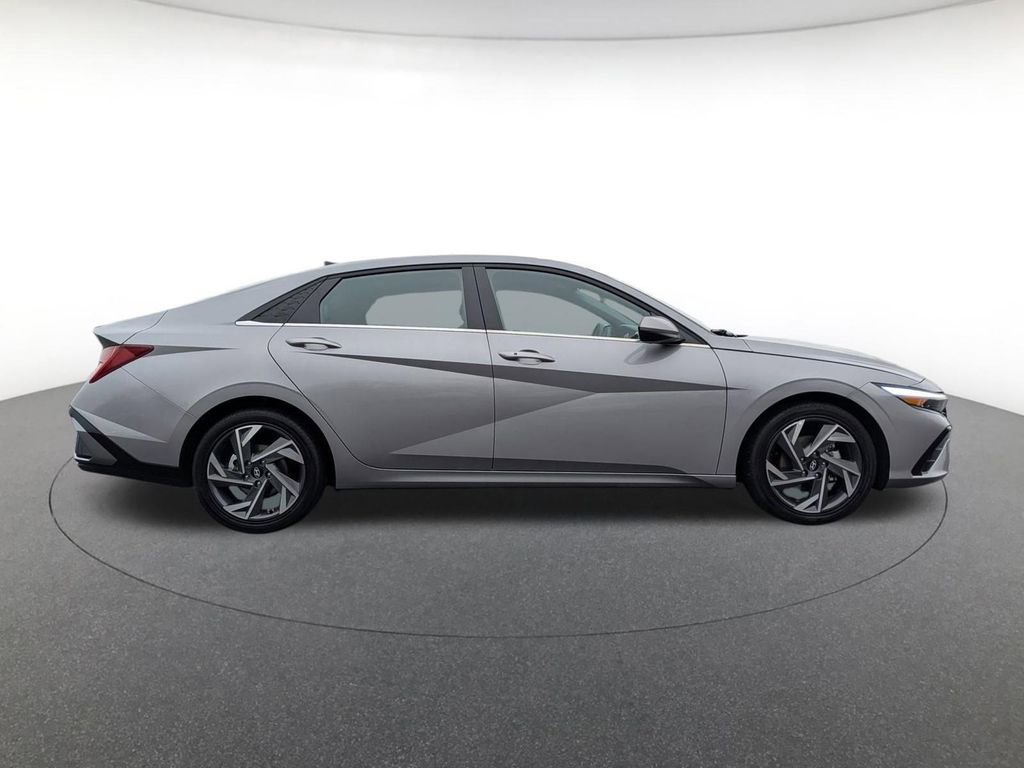 Used 2025 Hyundai Elantra SEL FWD image 4