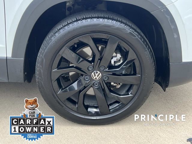 Used 2022 Volkswagen Taos SE w/ Panoramic Sunroof Package FWD image 4