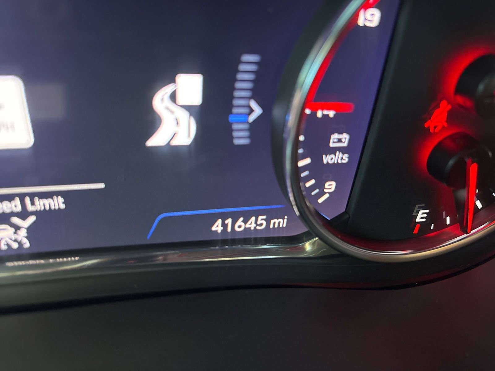 Used 2023 Chevrolet Traverse Premier w/ Redline Edition FWD image 35