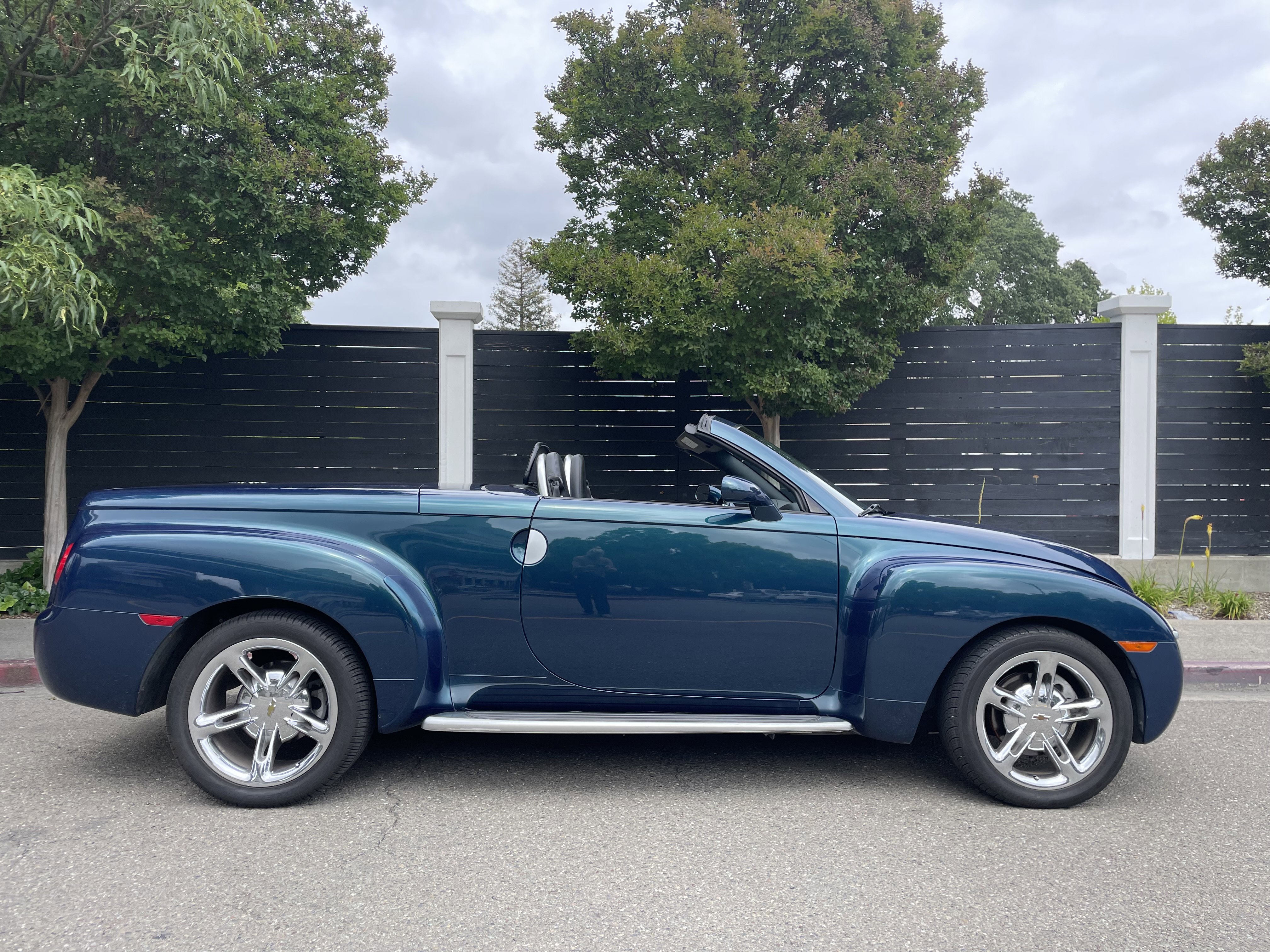 Used 2005 Chevrolet SSR w/ Preferred Equipment Group RWD image 2