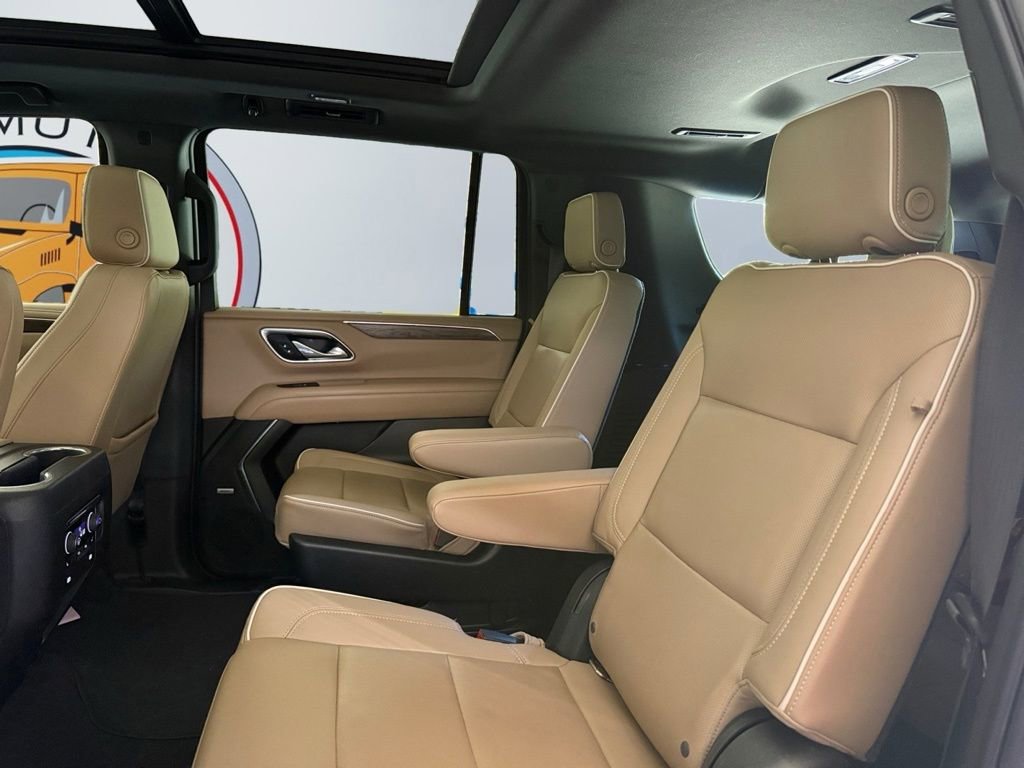 Used 2021 Chevrolet Suburban Premier w/ Premium Package AWD/4WD image 27