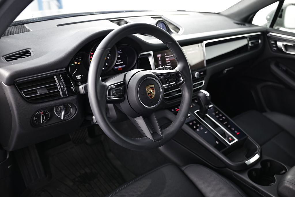 Used 2025 Porsche Macan image 4