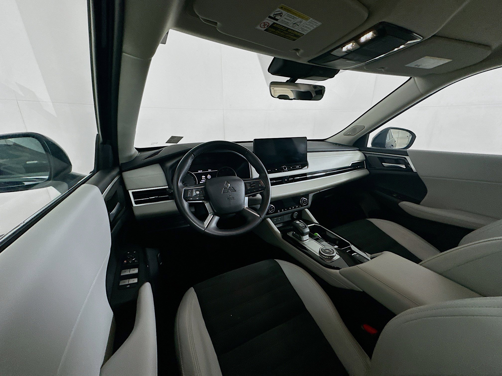 Used 2025 Mitsubishi Outlander SE image 18