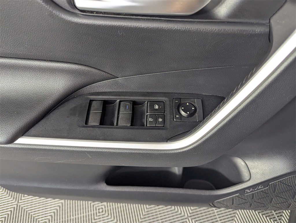 Used 2019 Toyota RAV4 XLE image 18