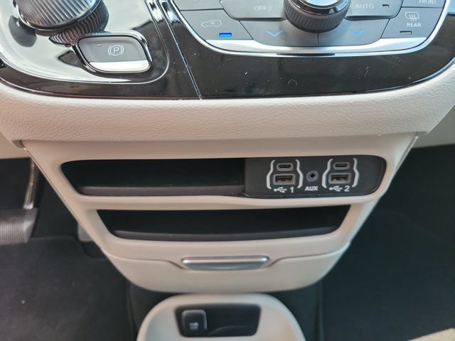 Used 2024 Chrysler Pacifica Touring-L FWD image 23