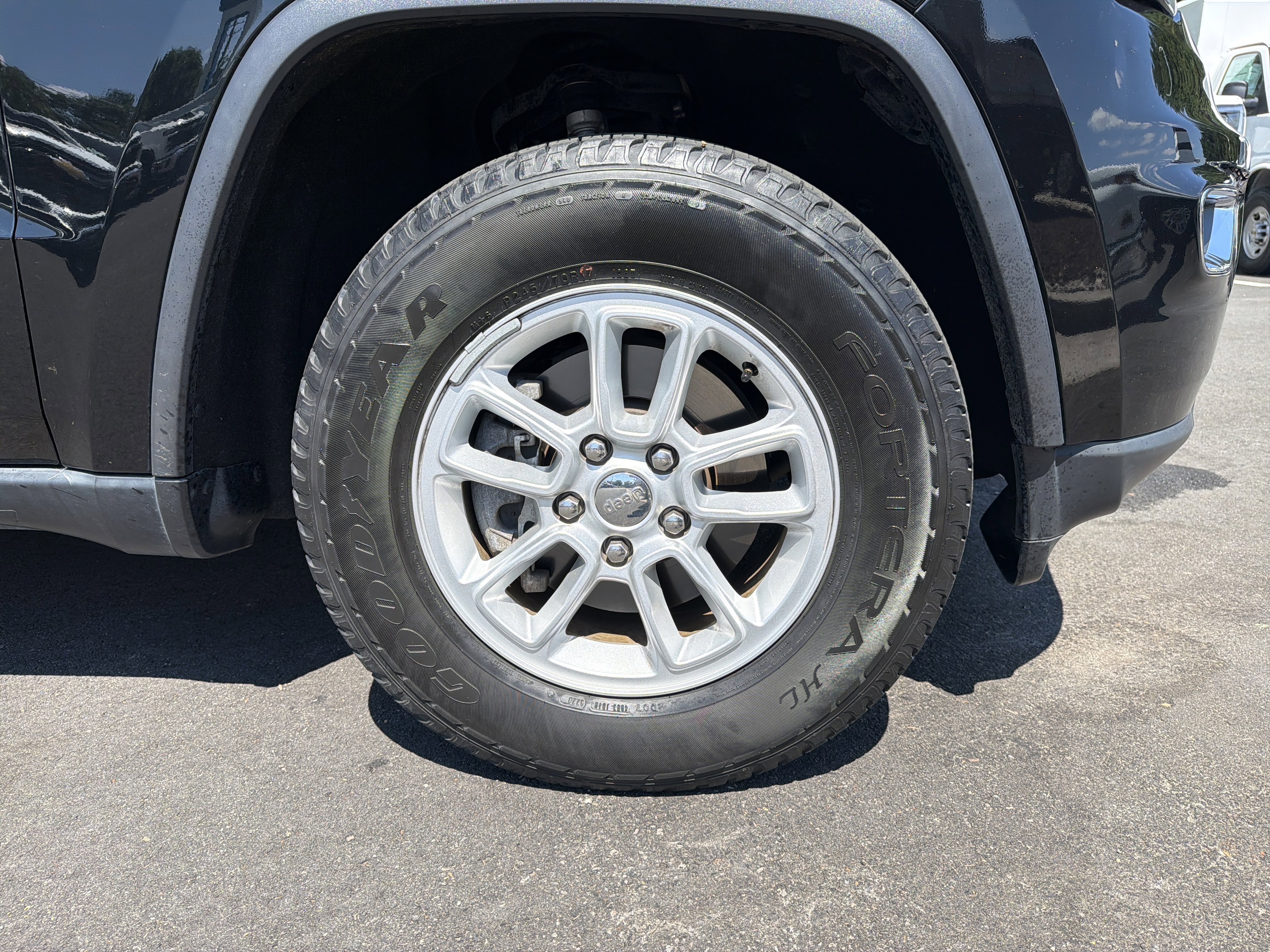 Used 2020 Jeep Grand Cherokee Laredo AWD/4WD image 13