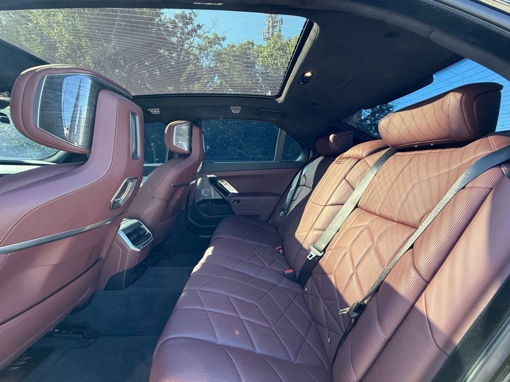 Used 2023 BMW 760i xDrive w/ Executive Package image 18