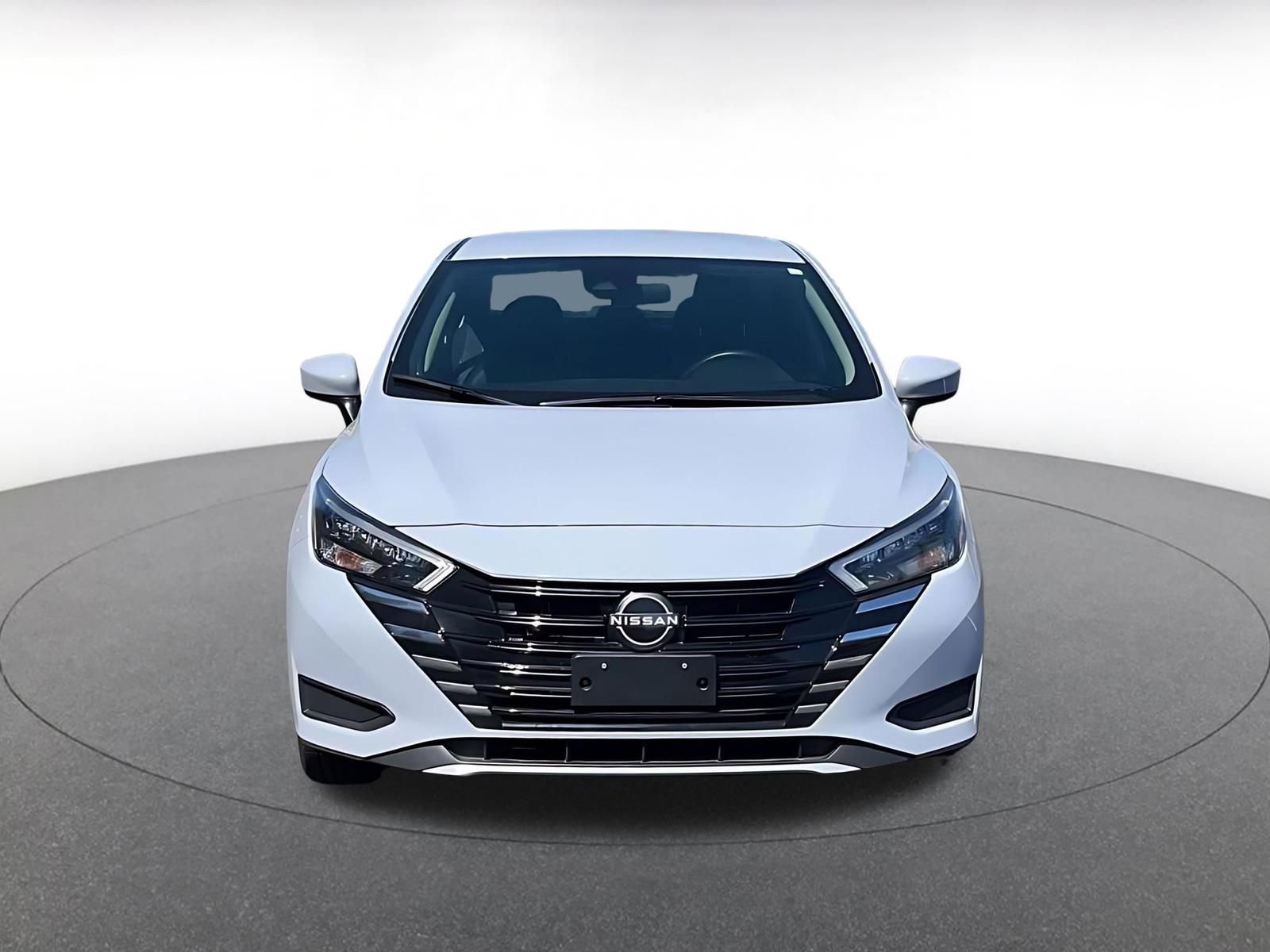 Used 2025 Nissan Versa SV image 3