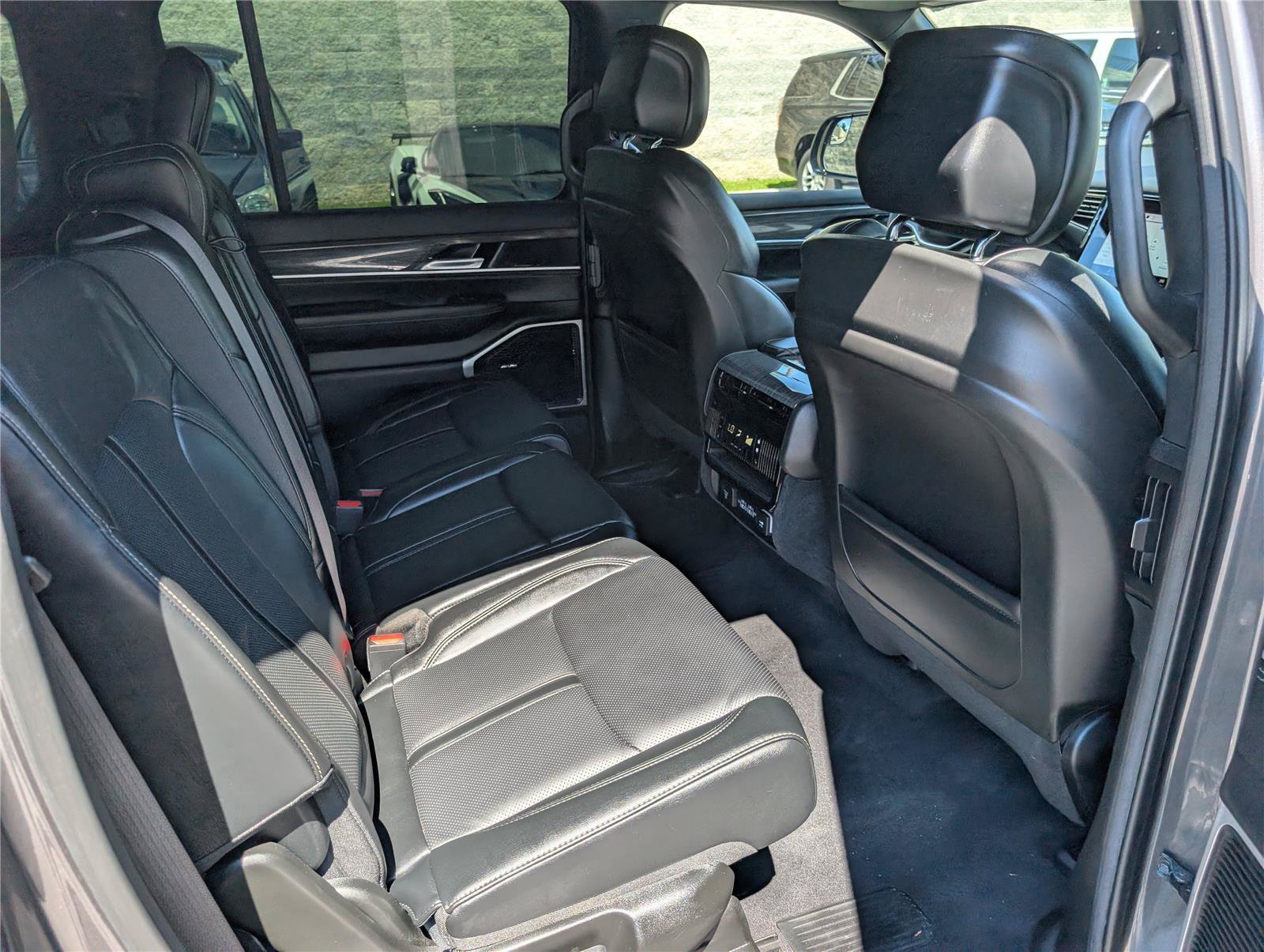 Used 2022 Jeep Wagoneer Series III AWD/4WD image 11