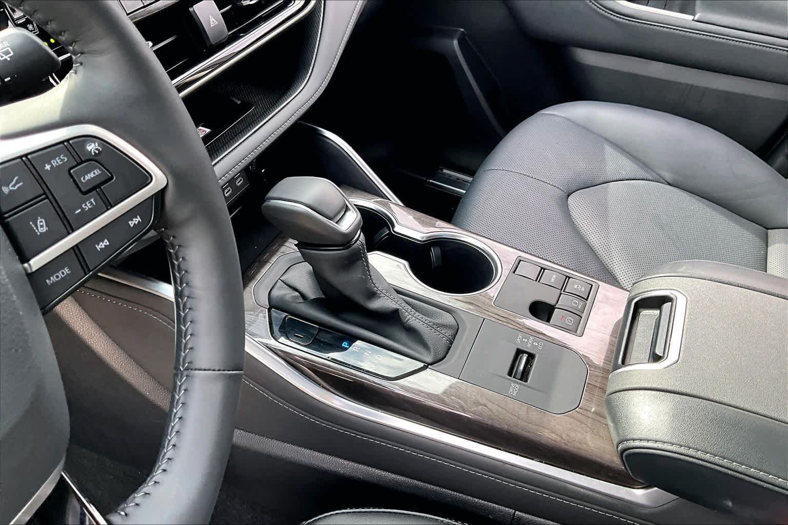 Used 2024 Toyota Highlander Limited FWD image 15