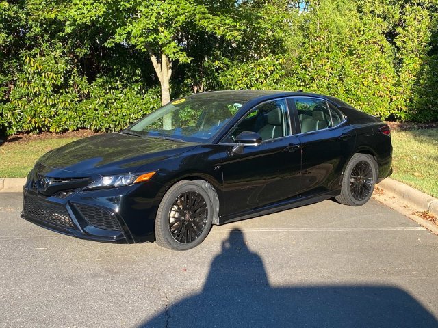 Used 2023 Toyota Camry SE FWD image 3
