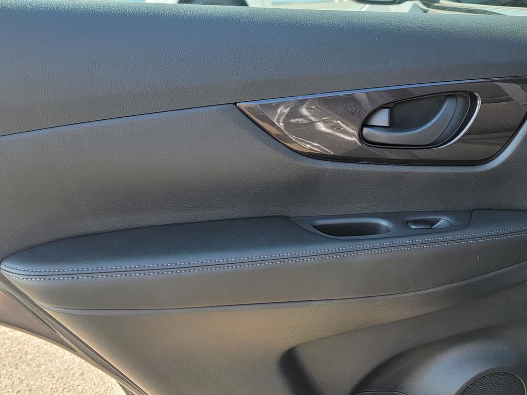 Used 2019 Nissan Rogue S AWD/4WD image 14