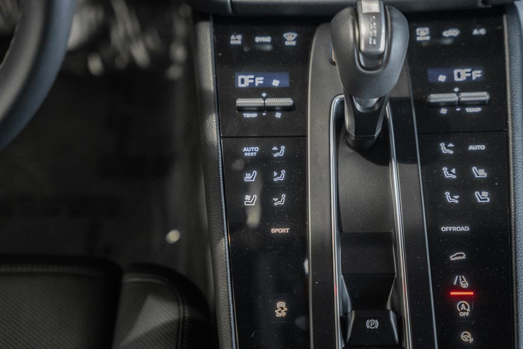 Used 2022 Porsche Macan AWD/4WD image 23