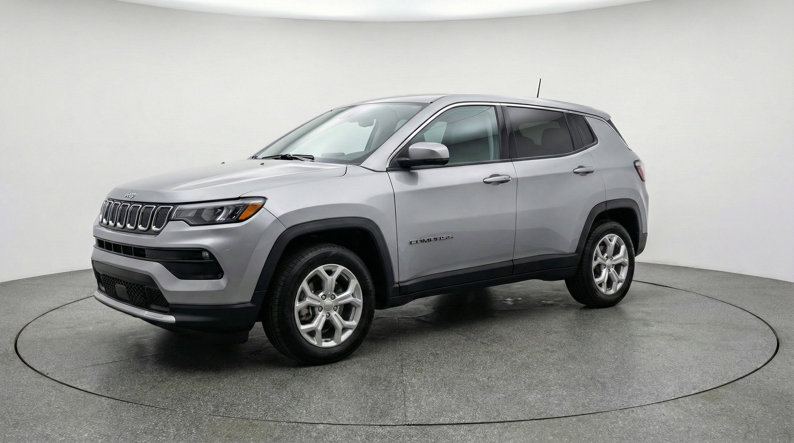 Used 2025 Jeep Compass Latitude image 3
