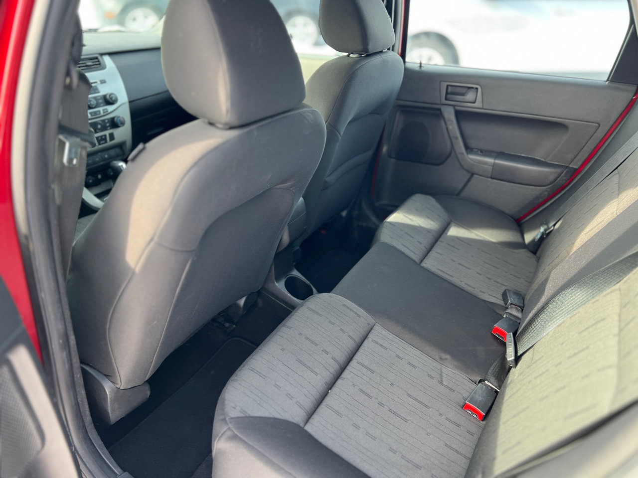 Used 2010 Ford Focus SE image 30