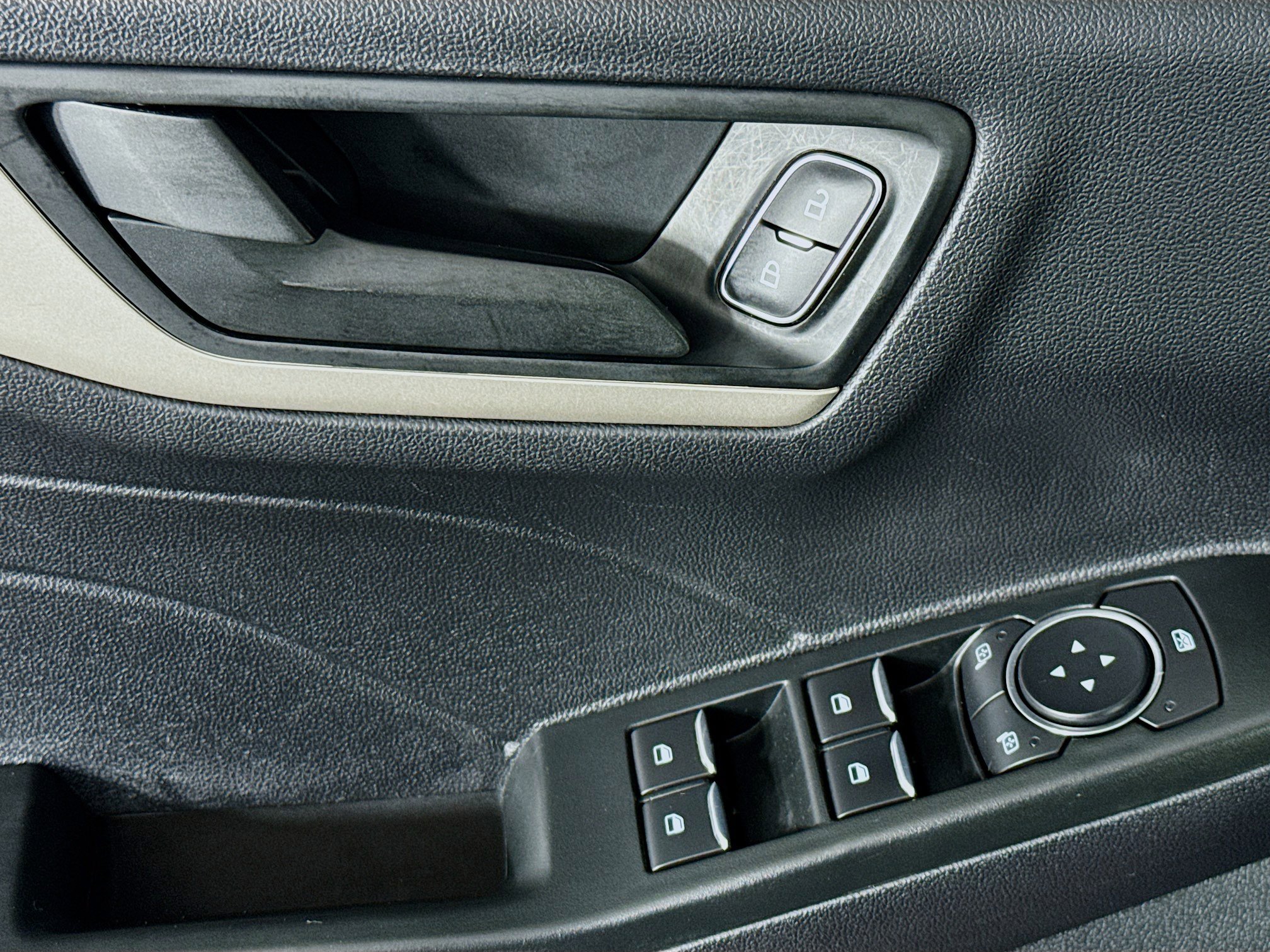 Used 2022 Ford Escape SE w/ SE Sport Appearance Package image 23