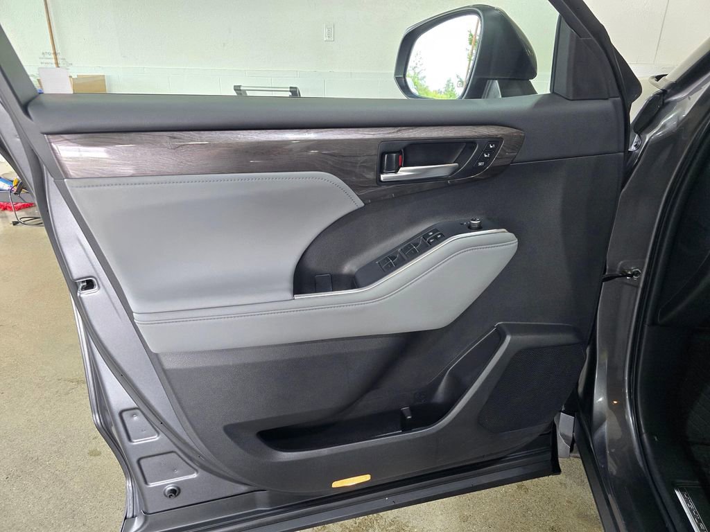 Used 2024 Toyota Highlander Platinum AWD/4WD image 22