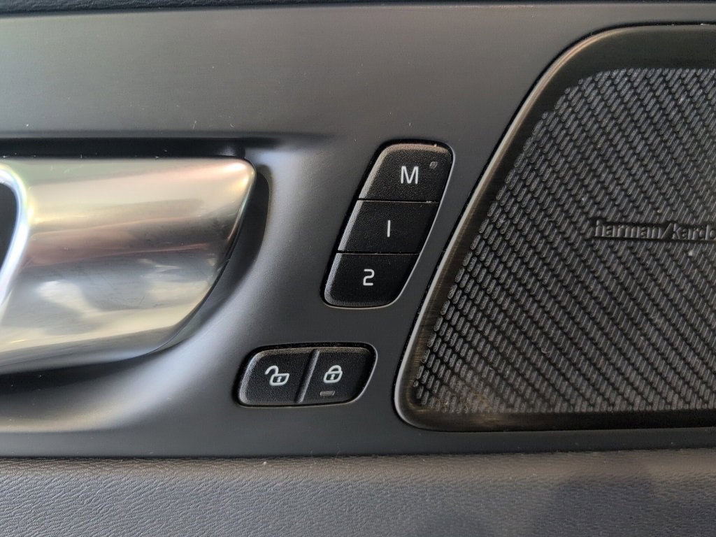 Used 2022 Volvo XC60 B5 Momentum w/ Advanced Package image 9