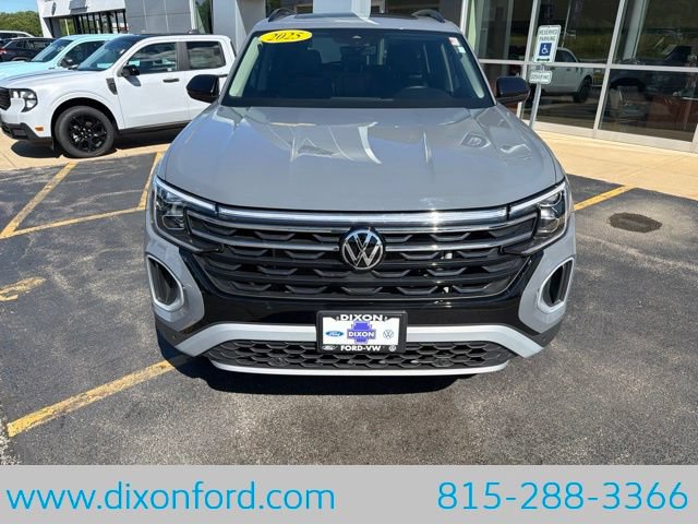 Used 2025 Volkswagen Atlas Peak Edition SE AWD/4WD image 2