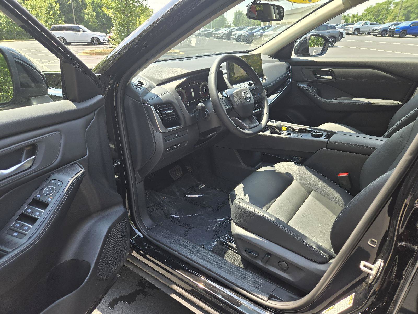 Used 2025 Nissan Rogue SL AWD/4WD image 12