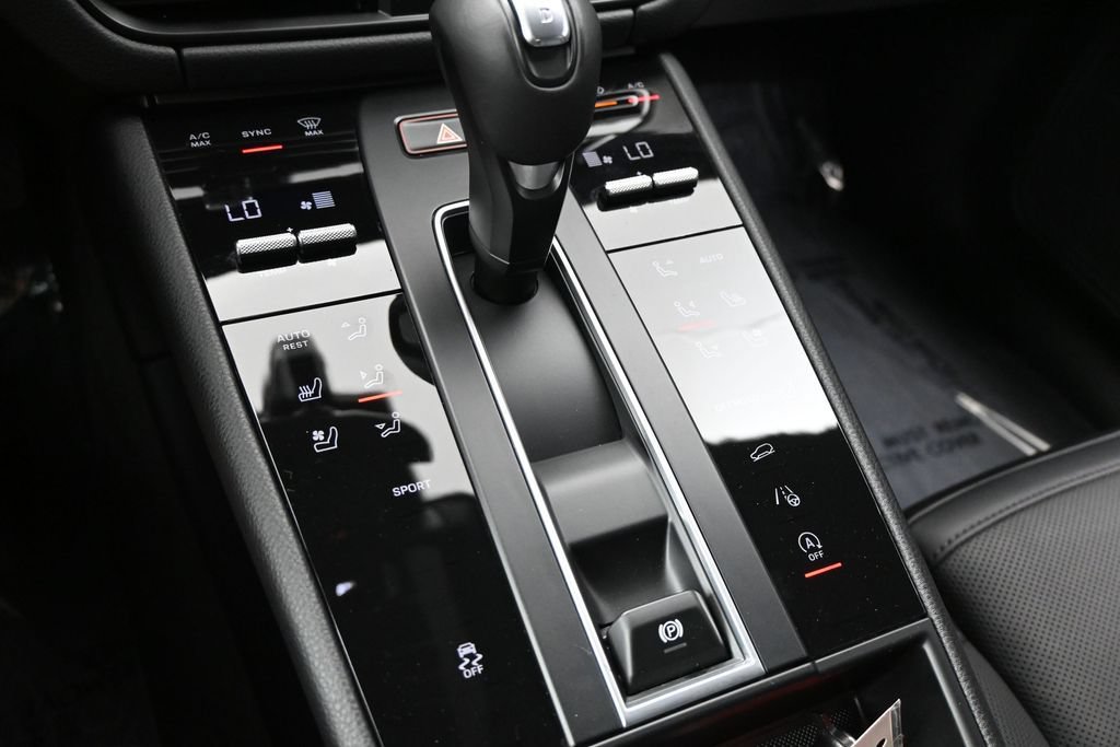 Used 2025 Porsche Macan AWD/4WD image 15