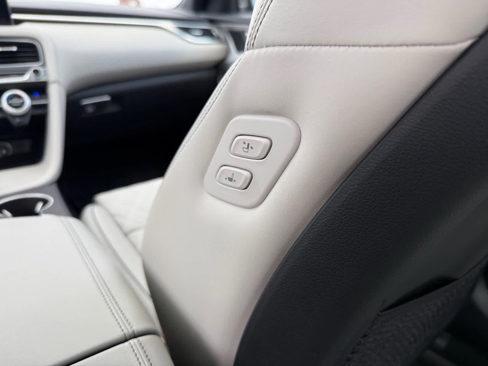 Used 2022 Genesis G70 3.3T w/ Sport Prestige Package image 16