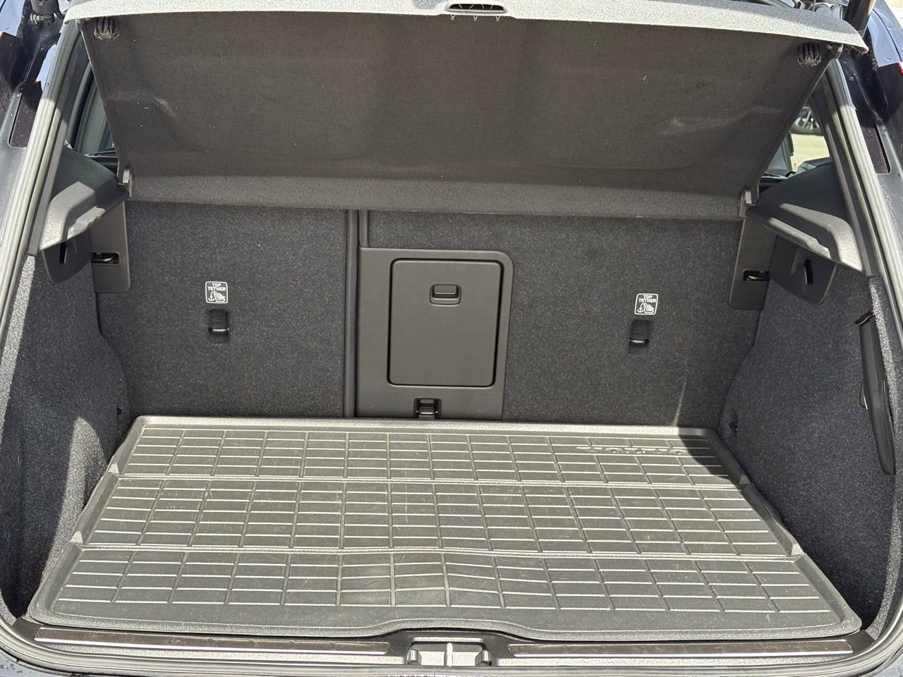 Certified 2023 Volvo XC40 B5 Ultimate w/ Protection Package Premier image 37