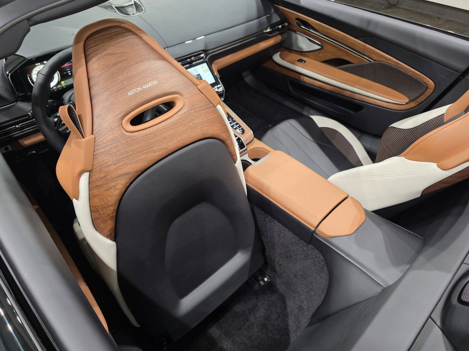 Used 2026 Aston Martin Vanquish Convertible image 19