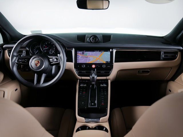 Certified 2025 Porsche Macan image 12