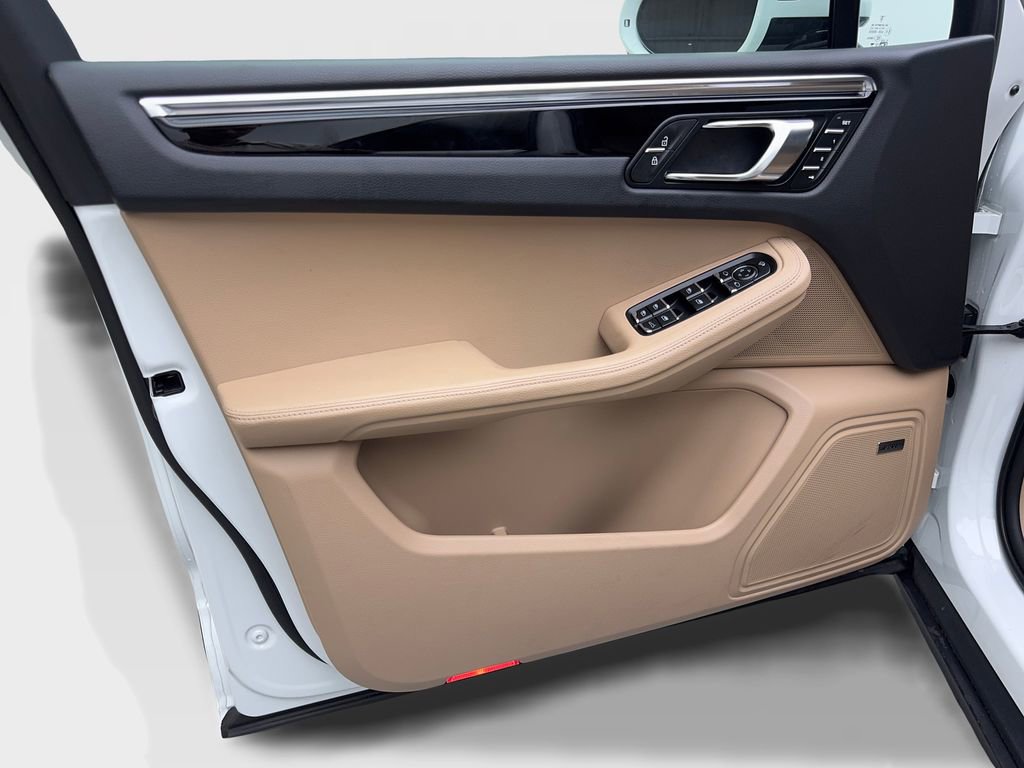 Used 2025 Porsche Macan Turbo image 30