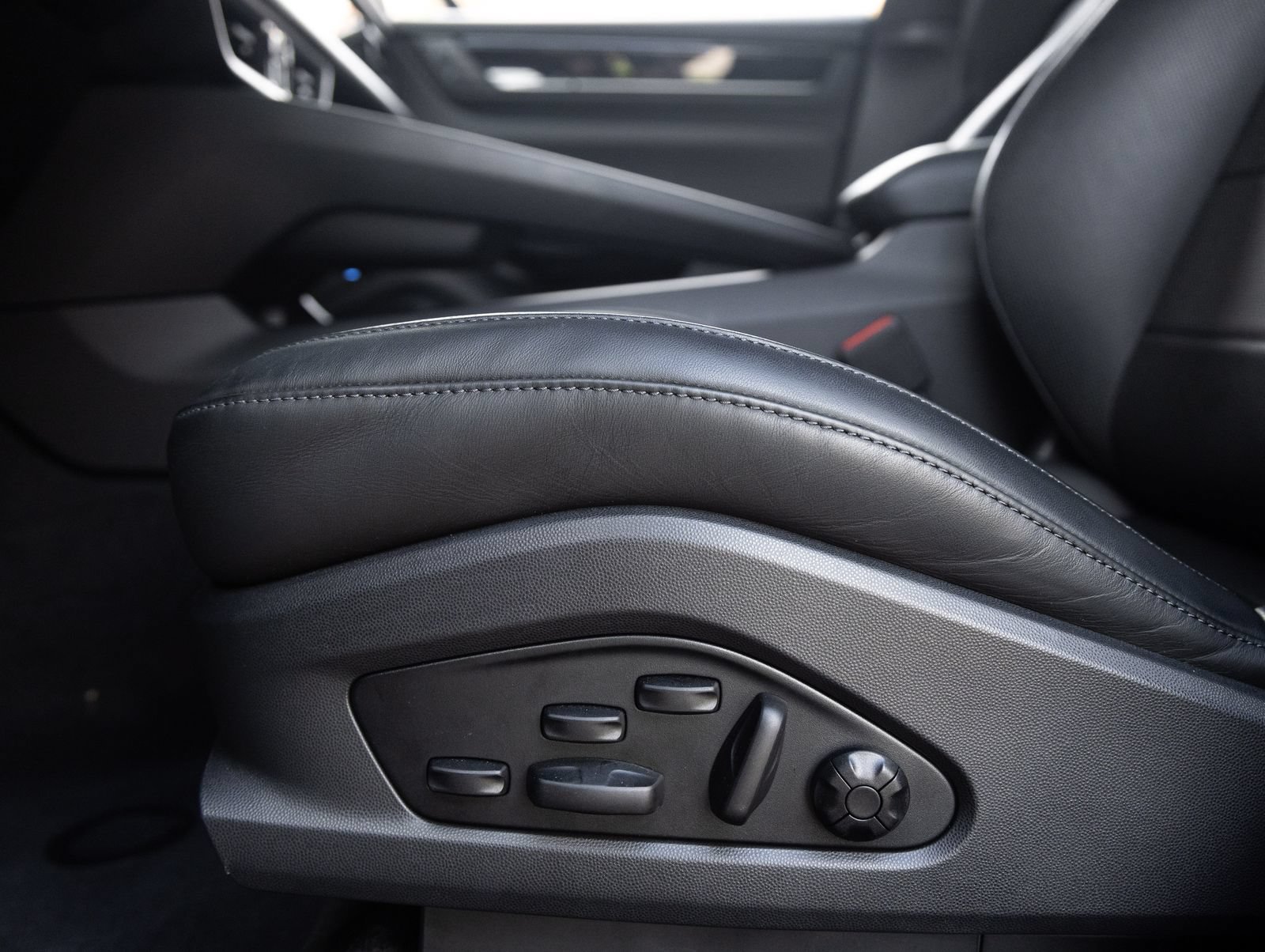 Certified 2025 Porsche Macan Electric RWD image 23
