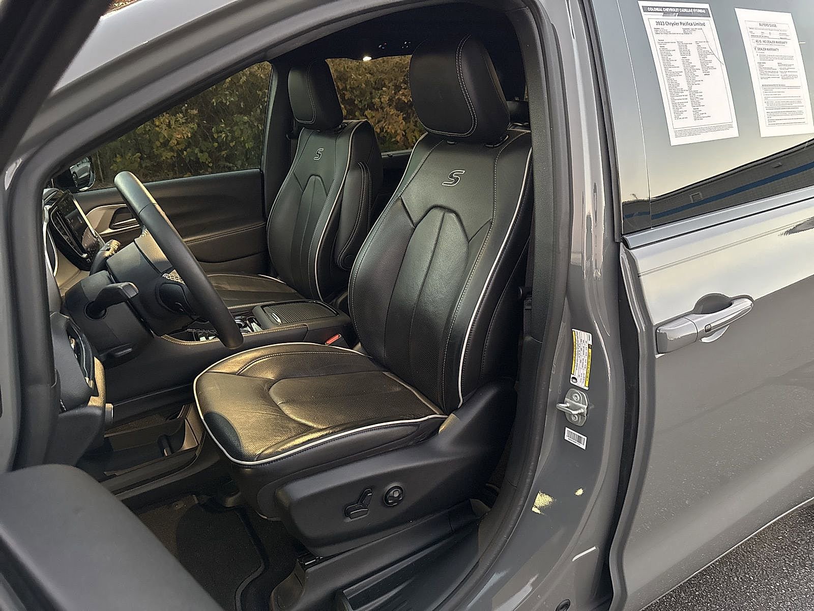 Used 2023 Chrysler Pacifica Limited w/ S Appearance Package image 28