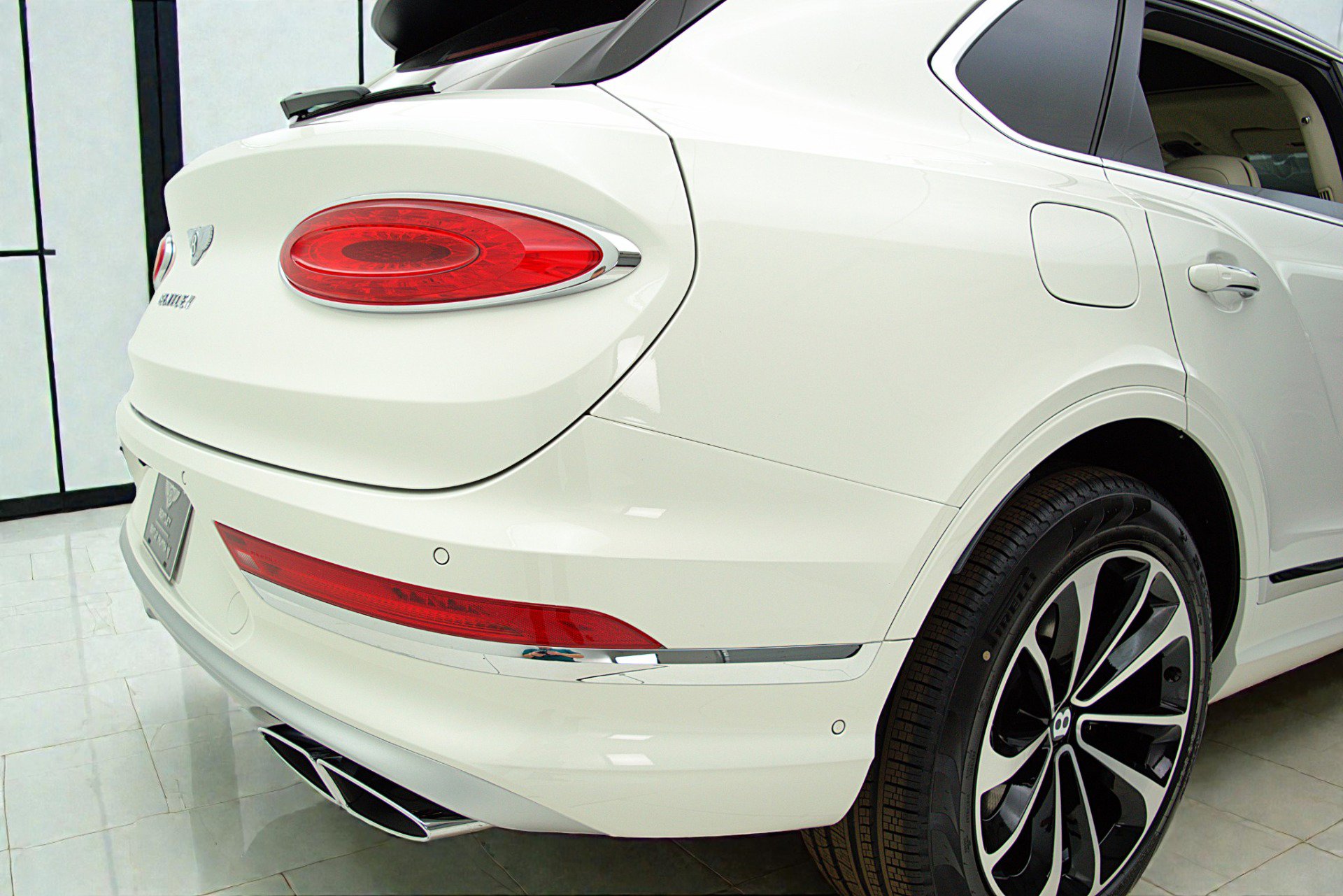 Certified 2023 Bentley Bentayga Extended Wheelbase AWD/4WD image 9
