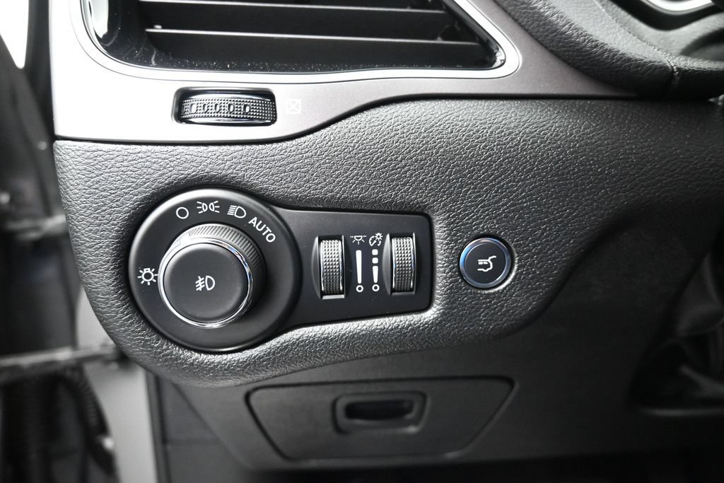 Used 2021 Jeep Cherokee Limited AWD/4WD image 16