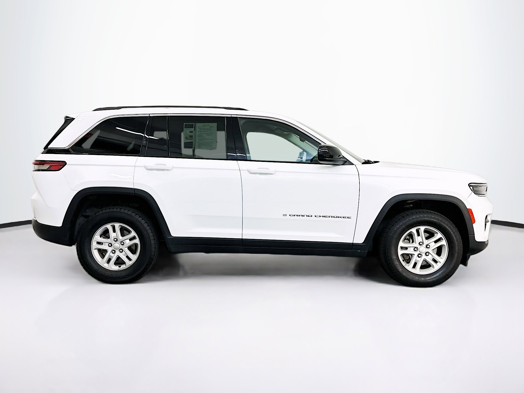 Used 2023 Jeep Grand Cherokee Laredo image 10