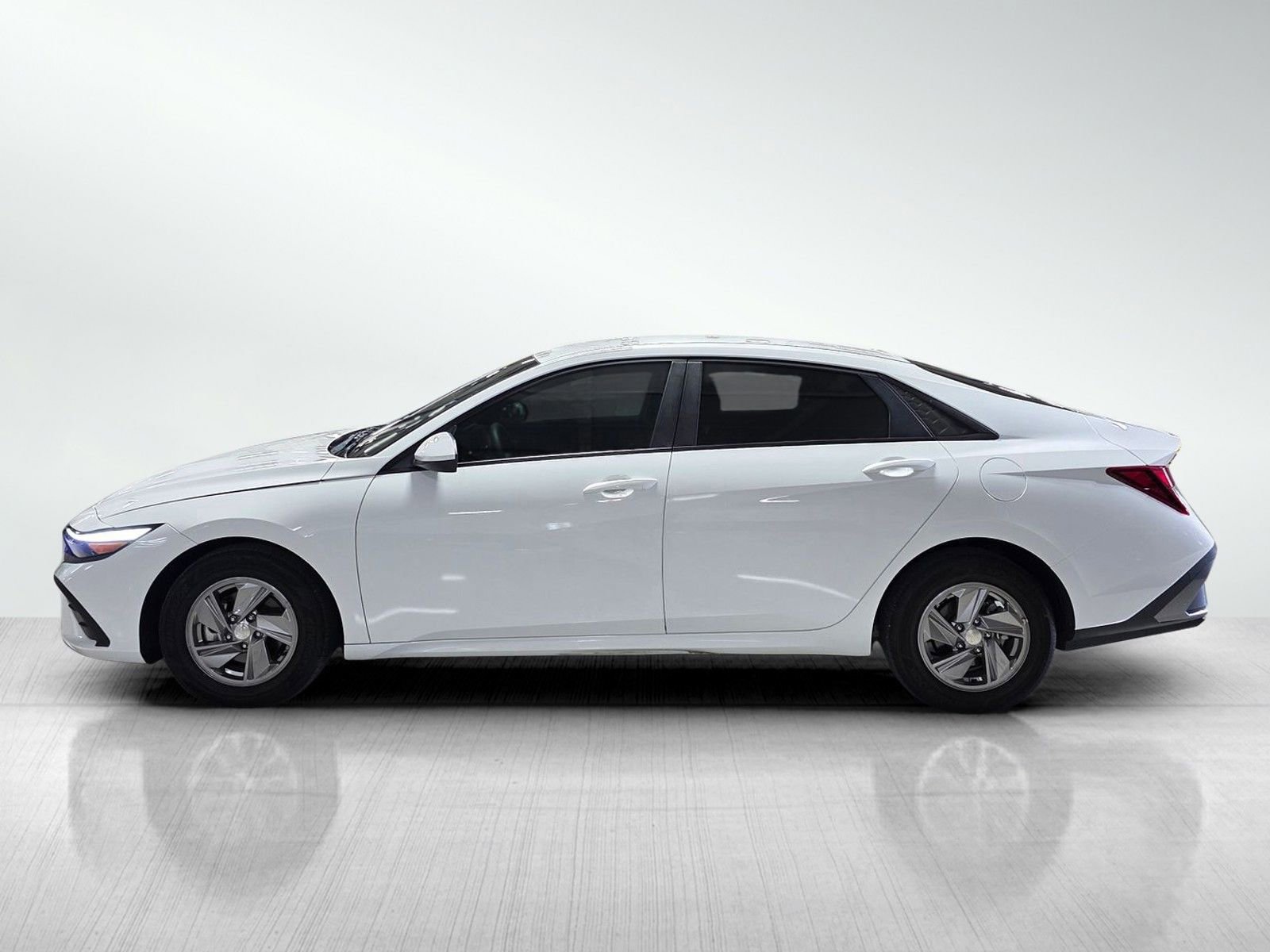 Used 2025 Hyundai Elantra SE image 4