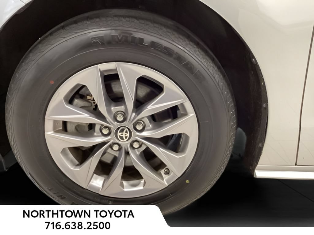 Used 2025 Toyota Sienna XLE FWD image 22