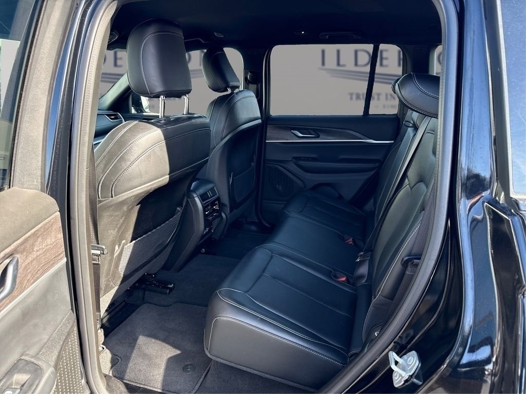 Used 2024 Jeep Grand Cherokee Limited w/ Black Appearance Package image 12