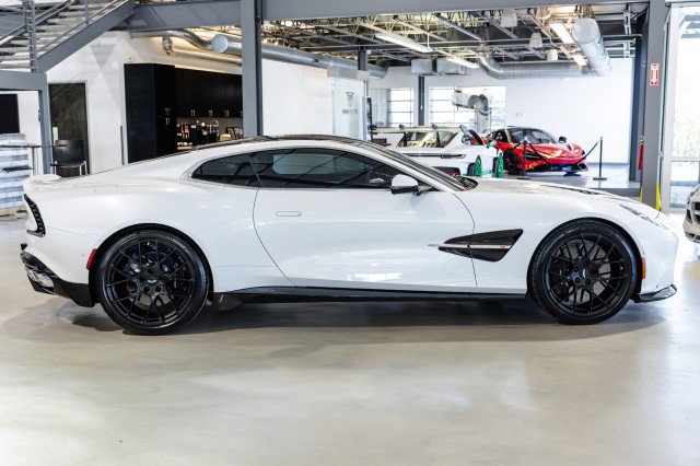 Used 2025 Aston Martin Vanquish RWD image 7