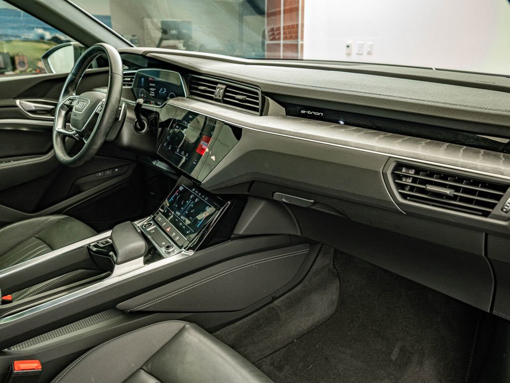 Used 2022 Audi e-tron Premium w/ Convenience Plus Package image 35