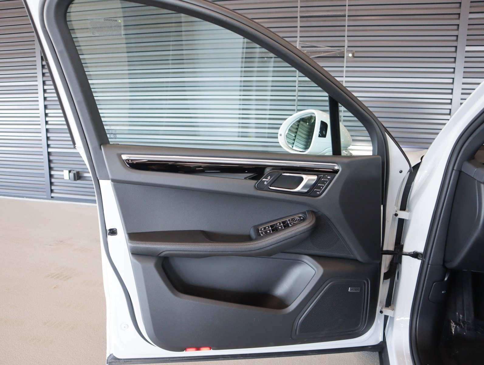 Certified 2025 Porsche Macan image 21