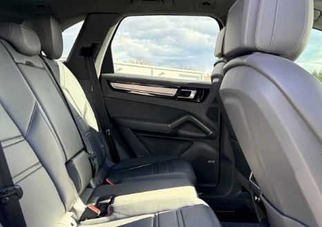 Used 2019 Porsche Cayenne S image 12
