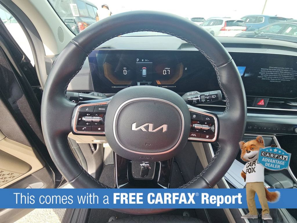 Used 2025 Kia Carnival FWD image 2