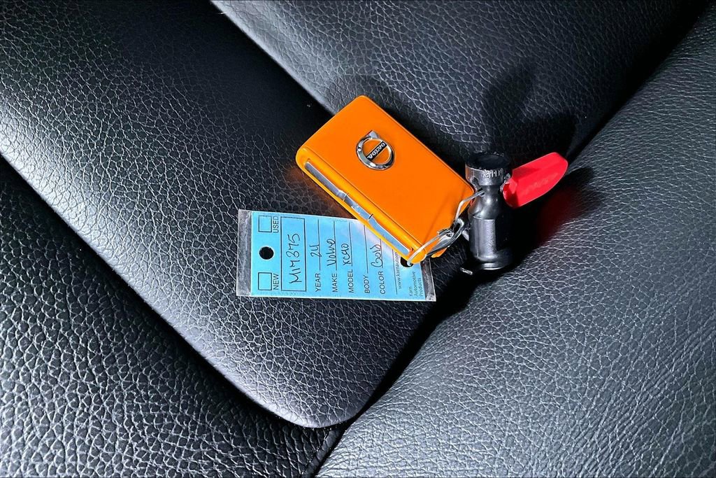 Used 2024 Volvo XC90 B6 Plus w/ Protection Package image 10