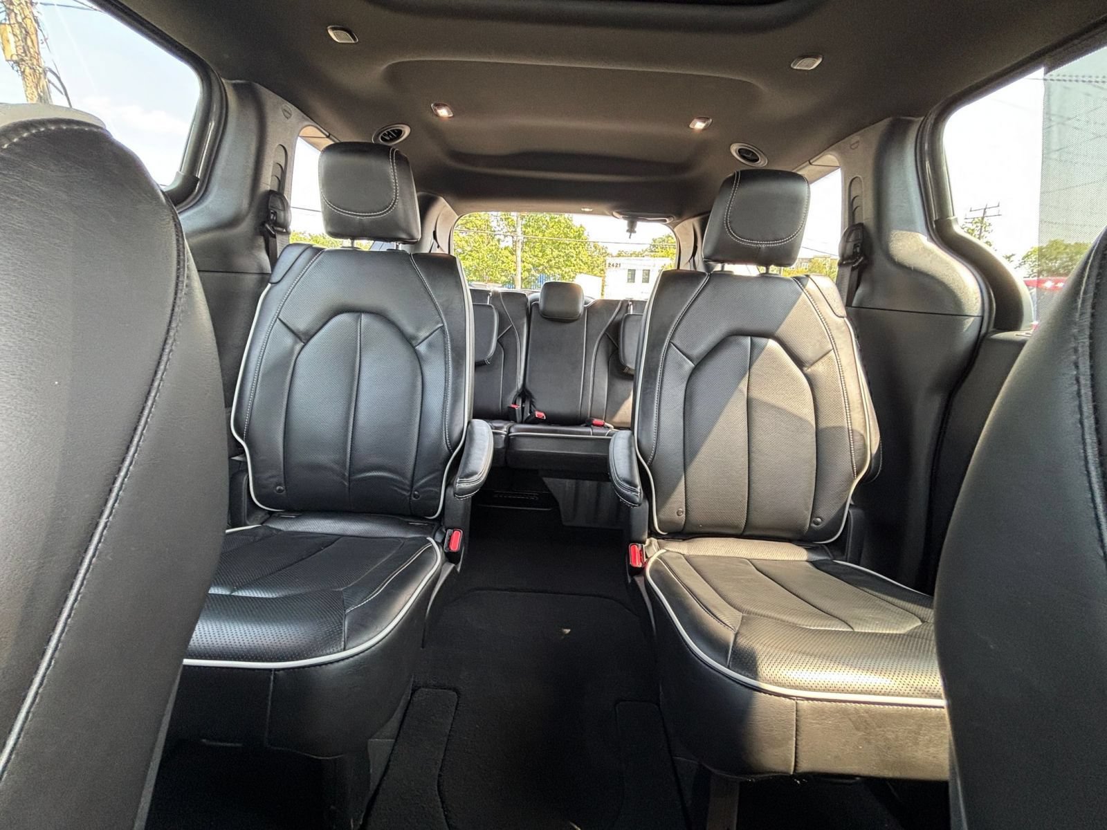 Used 2025 Chrysler Pacifica Limited FWD image 41